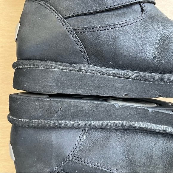 UGG Wm’s Kensington Black Leather Shearling Lined Buckle Boot In Sz 8 - Picture 14 of 15